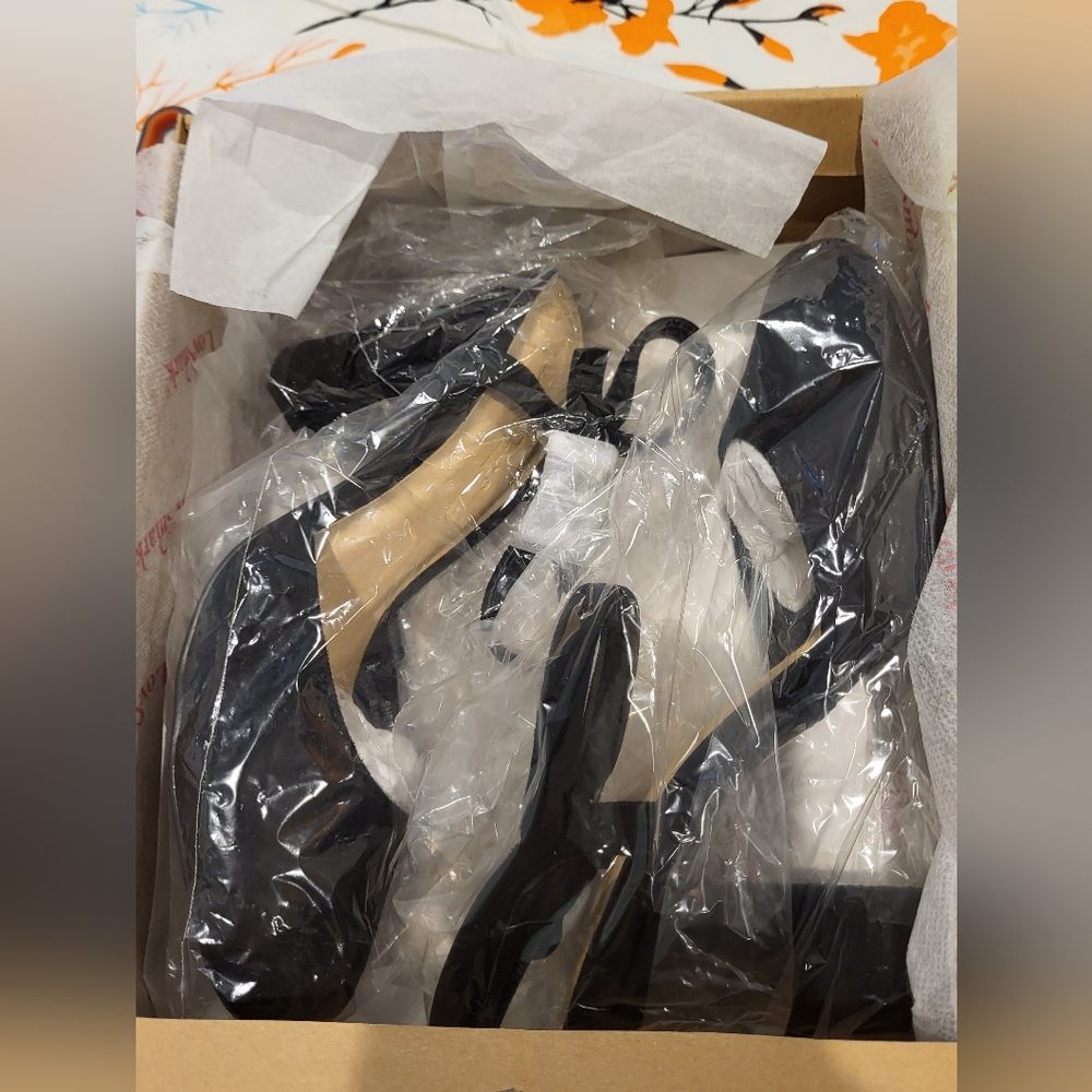 New in original packaging Womens faux suede maryjane 3" pump Black sz6 Perfect